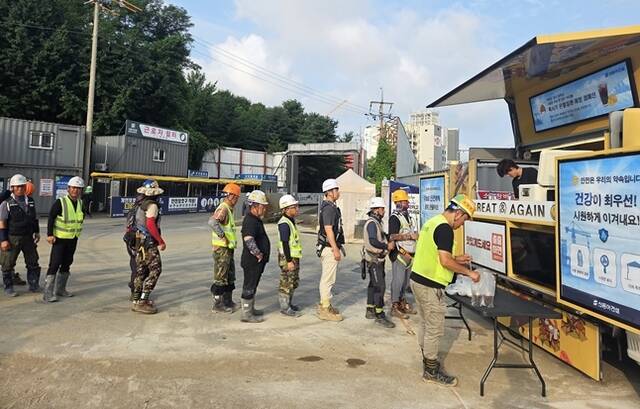 신동아건설이 폭염으로부터 건설현장 근로자들의 건강 보호와 안전사고를 예방하기 위해 전국 현장을 대상으로 커피차 지원에 나서기로 했다. /신동아건설