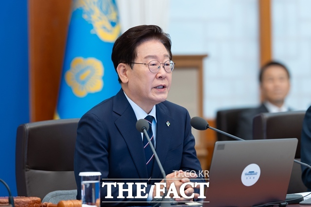 이재명 대통령이 4일 청와대에서 주재한 국무회의에서 폭염 피해에 대한 신속한 대응을 지시했다. /청와대