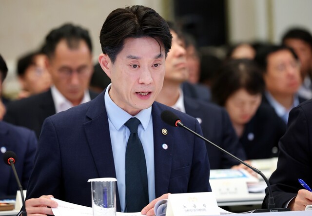노용석 중소벤처기업부 1차관이 4일 청와대 영빈관에서 열린 고용노동부, 중기부, 공정위에 대한 부처 업무보고에서 보고를 하고 있다. /뉴시스·청와대통신사진기자단
