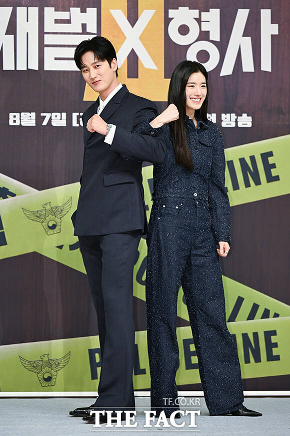 안보현과 정은채가 포즈를 취하고 있다.