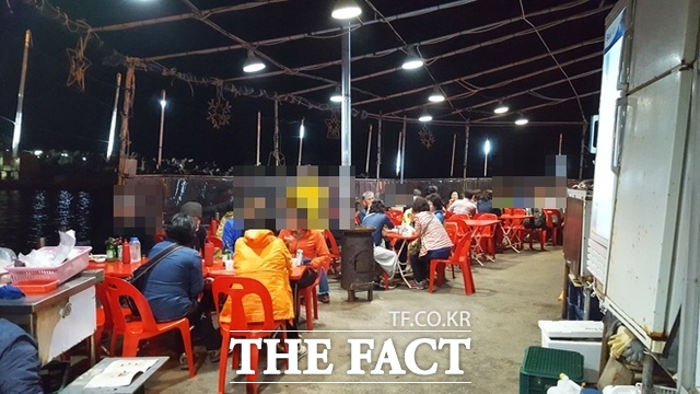 관광객과 현지 주민들에게 특별한 감성을 준 울릉도 해변포장마차, 민선6기 민원발생으로 영업이 중단됐다. /독자 제공