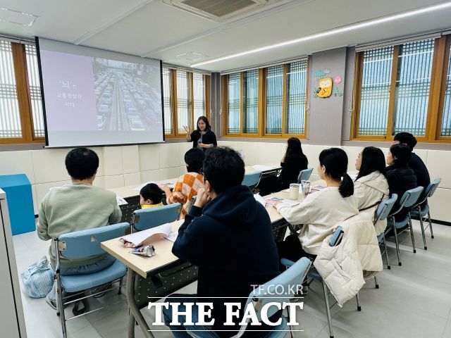 김포시아이발달지원센터에서 영유아 보호자를 대상으로 자녀 발달 이해와 양육 역량 강화를 위한 부모교육 프로그램이 진행되고 있다. /김포시