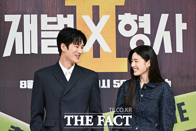 안보현과 정은채가 포즈를 취하고 있다.