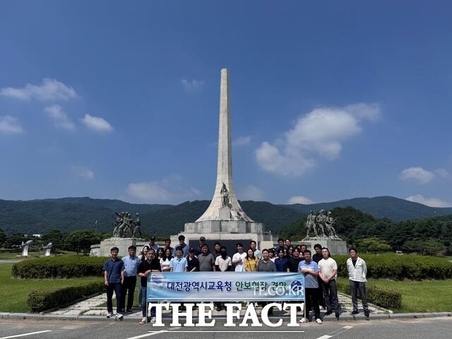4일 대전시교육청 소속 교직원들이 충남 계룡시에 위치한 계룡대를 찾아 안보 현장 견학을 실시하고 있다. /대전시교육청