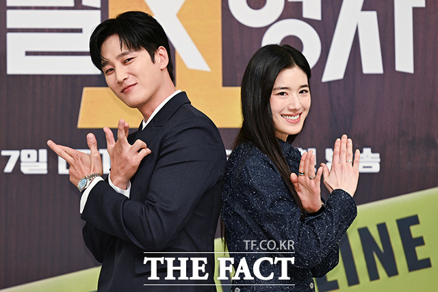 배우 안보현(왼쪽)과 정은채가 4일 오전 서울 양천구 목동 SBS에서 열린 SBS 새 금토드라마 '재벌X형사2' 제작발표회에 참석해 포즈를 취하고 있다. /송호영 기자