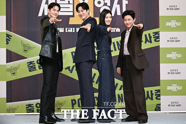 강상준과 안보현, 정은채, 김신비가 포즈를 취하고 있다.