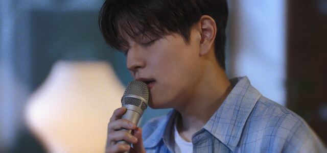 스트레이 키즈가 새 앨범 언베일 트랙 '그날'의 일부를 공개했다. 영상에서 승민은 서정적인 보컬로 여름날의 추억을 떠올리게 한다. /JYP엔터