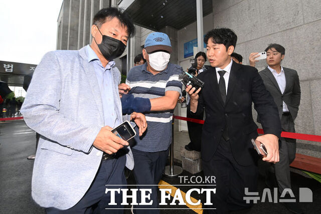 장윤기 사건과 관련해 증거인멸 혐의 등을 받고 있는 광주 광산경찰서 소속 A경감이 최근 광주지법에서 열린 구속 전 피의자 심문(영장실질심사)을 마치고 이동하고 있다. /뉴시스