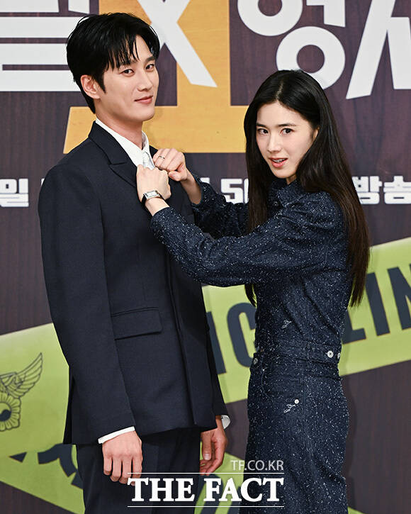 안보현과 정은채가 포즈를 취하고 있다.