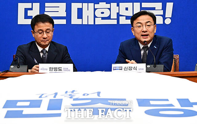 조국혁신당이 더불어민주당 전당대회를 숨죽여 지켜보고 있다. 정청래·김민석 민주당 내부 당권 다툼의 결과가 향후 합당 문제는 물론 혁신당의 정체성까지 영향을 받을 수 있어서다. 사진은 신장식 조국혁신당 대표. /배정한 기자