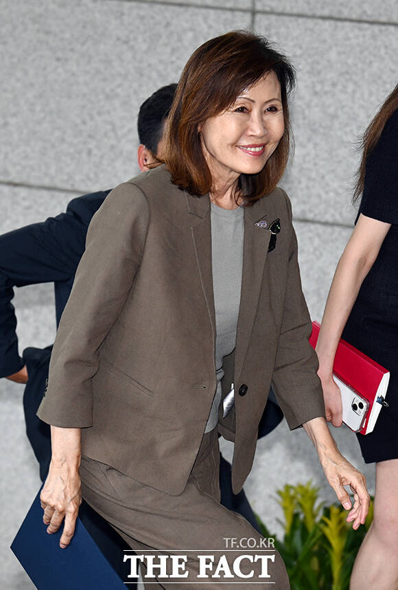 미셸 스틸 신임 주한 미국대사(오른쪽)와 남편 숀 스틸 변호사가 조현 외교부 장관 인사차 4일 오후 서울 종로구 외교부 청사에 도착하고 있다. /임영무 기자