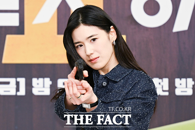 안보현과 정은채가 포즈를 취하고 있다.