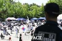  개표소 시위서 경찰관에 욕설 20대 3명 재판행