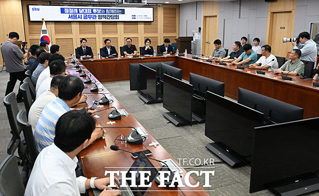 한민수 최고위원 후보와 정 후보, 노남길 서울시 노조 수석부위원장, 최민희 최고위원 후보, 이성윤 최고위원 후보(왼쪽부터).