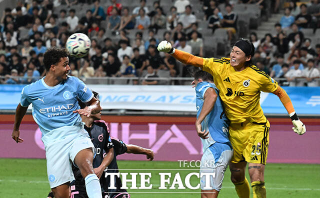 2026 쿠팡플레이 시리즈 맨체스터 시티와 팀 K리그 경기가 5일 오후 서울 마포구 서울월드컵경기장에서 열린 가운데 팀 K리그 구성윤이 펀칭을 하고 있다. /서울월드컵경기장=박헌우 기자