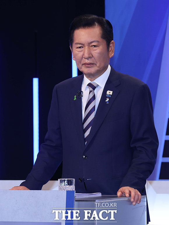 송영길·김민석·정청래 더불어민주당 당대표 후보(왼쪽부터)가 5일 오후 서울 여의도 KBS에서 열린 TV토론회 시작 전 포즈를 취하고 있다. /국회사진기자단