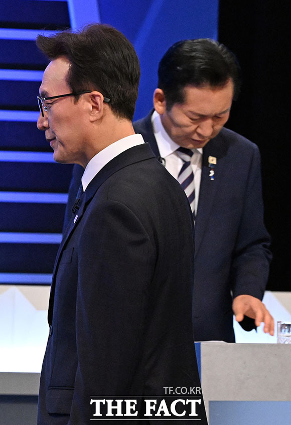 송영길·김민석·정청래 더불어민주당 당대표 후보(왼쪽부터)가 5일 오후 서울 여의도 KBS에서 열린 TV토론회 시작 전 포즈를 취하고 있다. /국회사진기자단