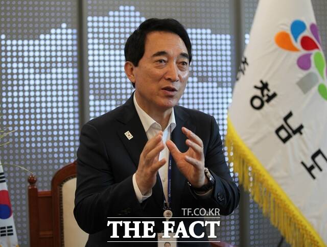 박수현 충남도지사가 4일 <더팩트>와 인터뷰를 하고 있다. /노경완 기자