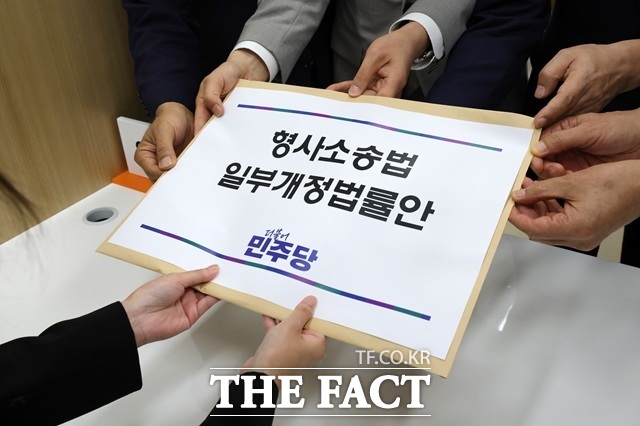 검사의 직접 보완수사를 폐지하면서도 송치된 구속 피의자에 대한 검찰 단계의 구속기간은 유지한 조항은 모순이라는 비판도 있다. /뉴시스