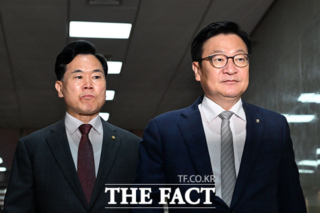 국민의힘이 5일 선거관리위원회 특별감사 후보 국민추천위원회 야당 몫으로 김용관 법무법인 백송 변호사와 최창호 법무법인 정론 변호사, 차진아 고려대 법학전문대학원 교수를 추천했다. 사진은 정점식 국민의힘 원내대표(오른쪽)와 김승수 원내운영수석부대표가 30일 오후 서울 여의도 국회에서 국회의장과 여야 원내대표 회동을 위해 이동하고 있는 모습. /서예원 기자