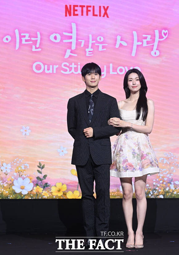 배우 정해인과 하영, 김장한 감독, 허성태(왼쪽부터)가 5일 서울 마포구 호텔 나루 서울 엠갤러리에서 열린 넷플릭스 시리즈 '이런 엿같은 사랑' 제작발표회에 참석해 포즈를 취하고 있다.