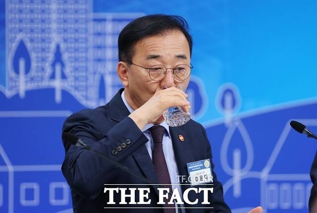 김윤덕 국토교통부 장관이 지난 23일 서울 여의도 KBS 별관에서 열린 부동산정책 국민 대토론회에서 물을 마시고 있다. /청와대통신사진기자단·뉴시스