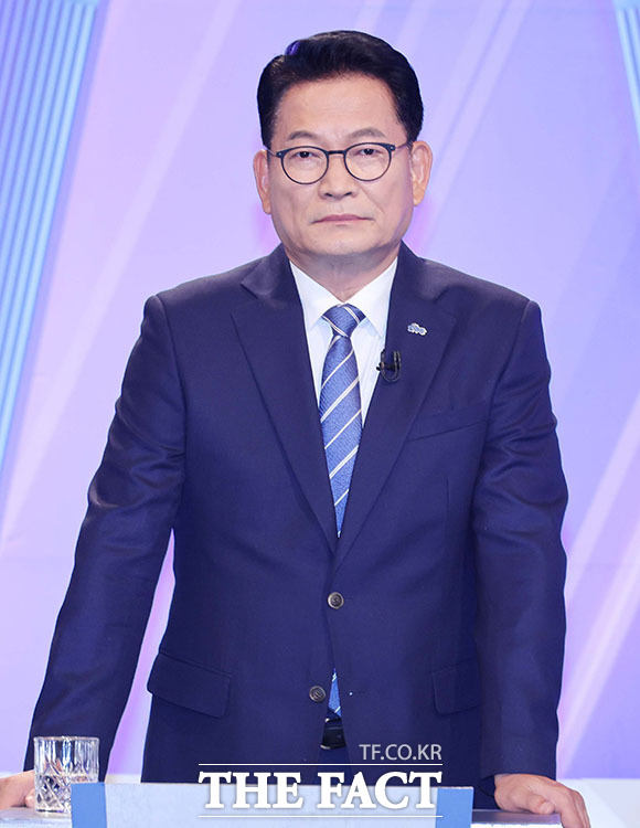 송영길·김민석·정청래 더불어민주당 당대표 후보(왼쪽부터)가 5일 오후 서울 여의도 KBS에서 열린 TV토론회 시작 전 포즈를 취하고 있다. /국회사진기자단