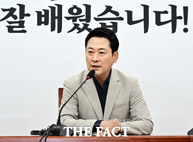 장동혁 국민의힘 대표가 5일 오후 서울 여의도 국회에서 열린 현안 관련 기자간담회에 참석해 모두발언을 하고 있다. /국회=배정한 기자