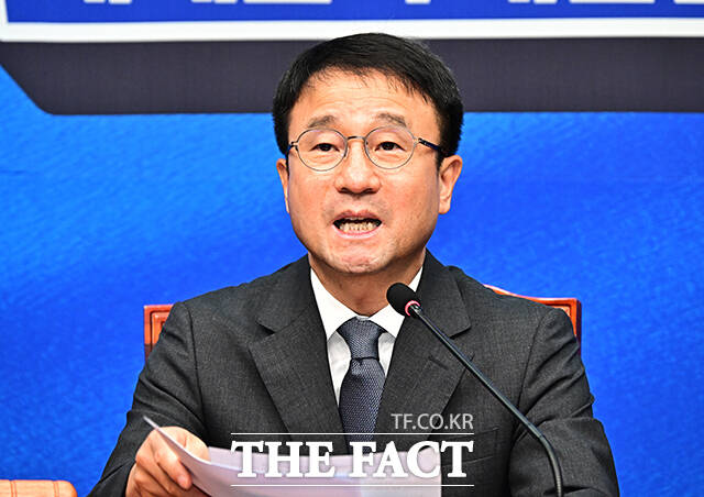 한병도 더불어민주당 대표 직무대행 겸 원내대표가 5일 오전 서울 여의도 국회에서 열린 최고위원회의에 참석해 모두발언을 하고 있다. /배정한 기자