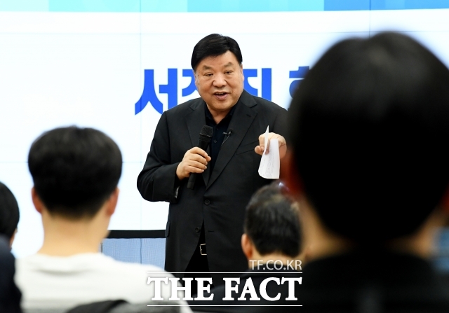 셀트리온은 5일 서 회장이 오는 10일부터 유럽과 미국, 캐나다, 일본 등 주요 해외 법인을 찾아 글로벌 현장 업무 점검에 나선다고 밝혔다. /더팩트 DB
