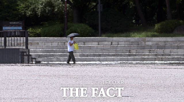 여의도공원 내 아스팔트가 뜨거운 열기로 달궈지며 아지랑이가 피어오르고 있다.