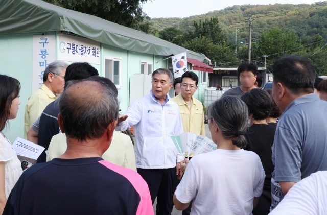 김현기 강남구청장은 지난 3일 주민 보호를 위해 구룡마을을 방문했다. /강남구