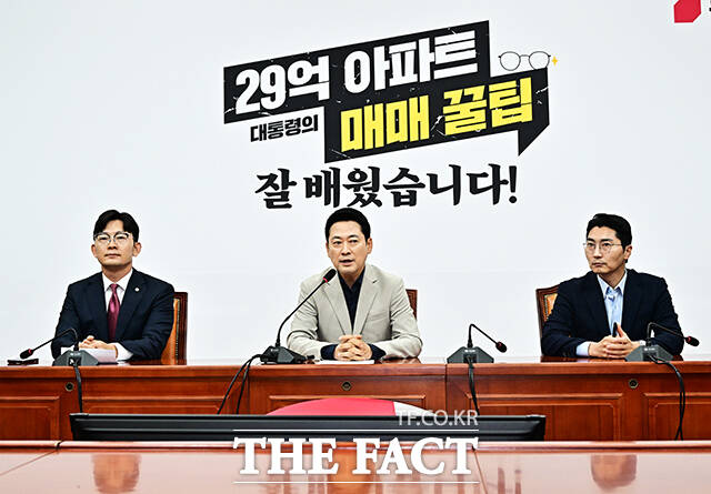 장동혁 국민의힘 대표가 5일 오후 서울 여의도 국회에서 열린 현안 관련 기자간담회에 참석해 모두발언을 하고 있다. /국회=배정한 기자
