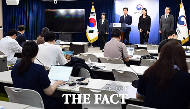 김민재 행정안전부 차관(왼쪽)이 5일 오전 서울 종로구 정부서울청사에서 2026년 업무보고 사전 브리핑을 하고 있다. /임영무 기자