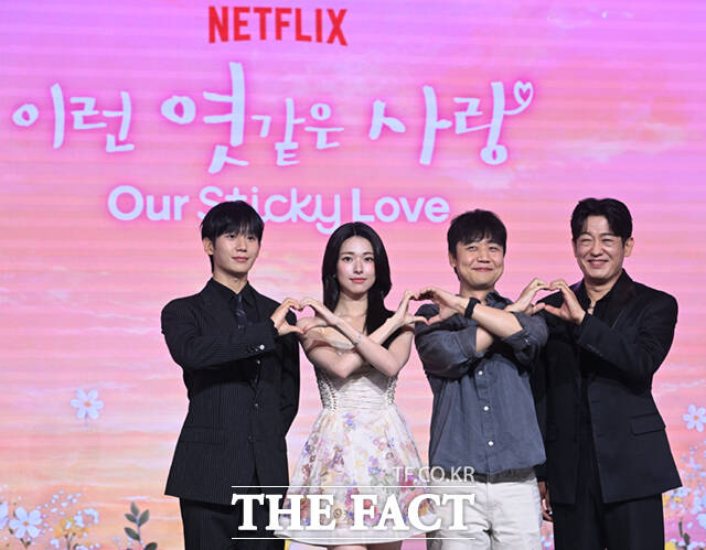 배우 정해인과 하영, 김장한 감독, 허성태(왼쪽부터)가 5일 서울 마포구 호텔 나루 서울 엠갤러리에서 열린 넷플릭스 시리즈 '이런 엿같은 사랑' 제작발표회에 참석해 포즈를 취하고 있다.