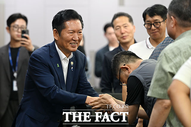 한민수 최고위원 후보와 정 후보, 노남길 서울시 노조 수석부위원장, 최민희 최고위원 후보, 이성윤 최고위원 후보(왼쪽부터).