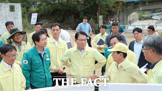 김인중 한국농어촌공사 사장(녹색점퍼)이 경남 창녕 가뭄 현장을 찾아 용수확보 대책을 점검하고 있다. /한국농어촌공사