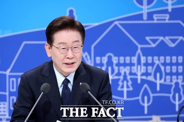 이재명 정부가 이르면 이달 중순 주택 공급 정책을 발표할 것으로 보인다. 사진은 이재명 대통령이 지난달 23일 서울 여의도 KBS 별관 공개홀에서 열린 부동산정책 국민 대토론회에서 발언하고 있다. /청와대통신사진기자단·뉴시스