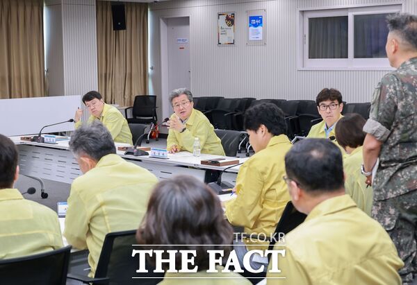 정용래 대전시 유성구청장이 5일 유성구청 대회의실에서 ‘2026 을지연습 준비상황보고회’를 열고 부서별 준비상황·기관 협력 체계 등을 확인하고 있다. /유성구