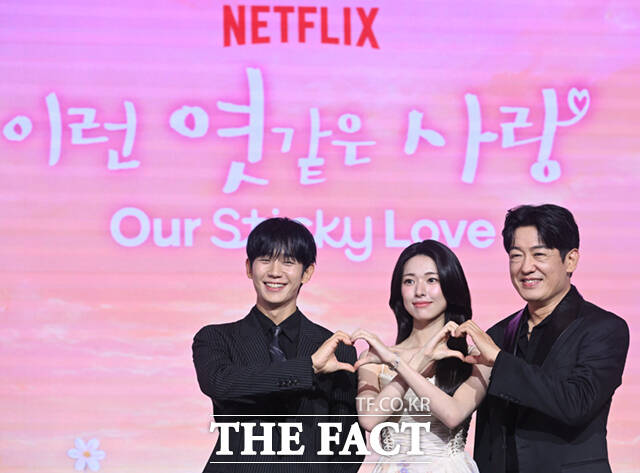 배우 정해인과 하영, 김장한 감독, 허성태(왼쪽부터)가 5일 서울 마포구 호텔 나루 서울 엠갤러리에서 열린 넷플릭스 시리즈 '이런 엿같은 사랑' 제작발표회에 참석해 포즈를 취하고 있다.