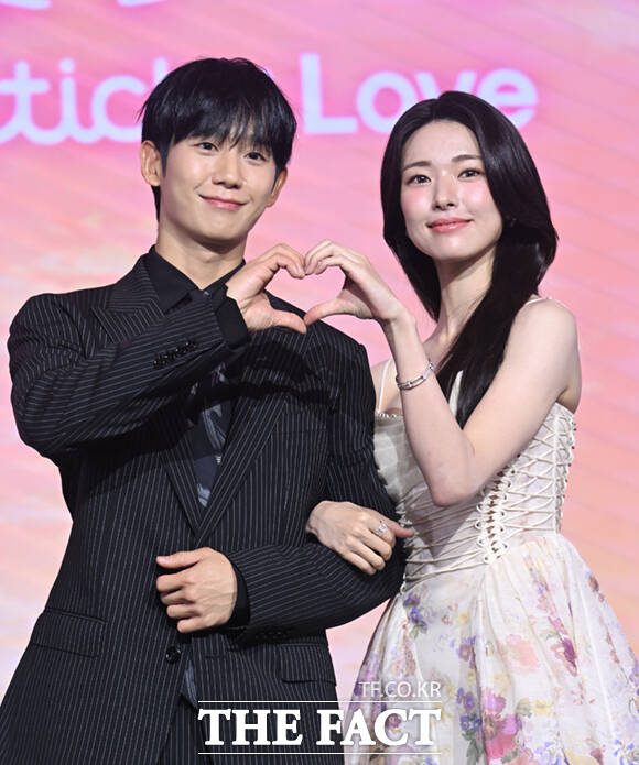 배우 정해인(왼쪽)과 하영이 5일 서울 마포구 호텔 나루 서울 엠갤러리에서 열린 넷플릭스 시리즈 '이런 엿같은 사랑' 제작발표회에 참석해 포즈를 취하고 있다. /이새롬 기자