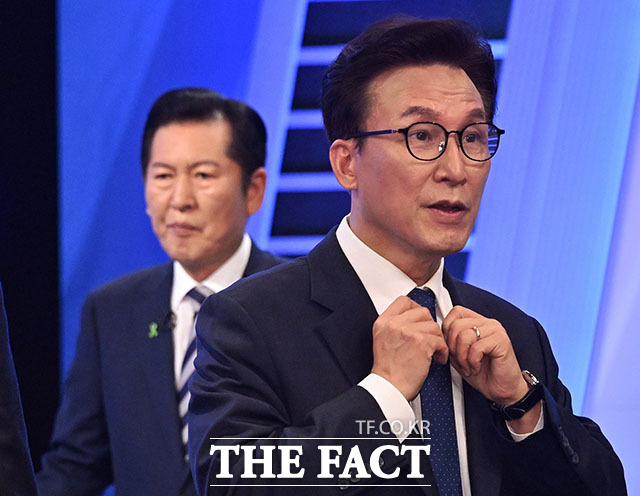 김민석(오른쪽)·정청래 더불어민주당 당대표 후보가 5일 서울 여의도 KBS에서 당대표 후보자 토론회를 준비하고 있다. /국회사진기자단