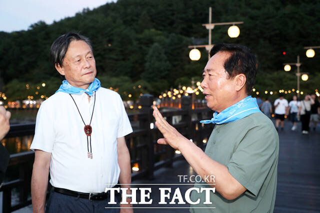 권기창 안동시장(오른쪽)이 사이토 마사아키 사가에시장과 함께 월영교 일원에서 열리고 있는 국가유산 야행 월영야행을 관람하며 안동시의 야간관광 콘텐츠를 설명하고 있다. /안동시