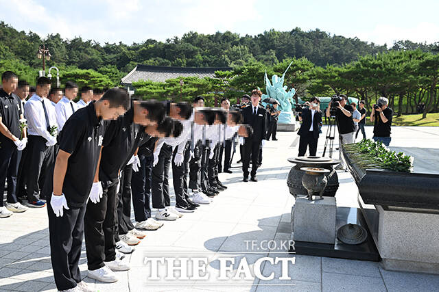 고교야구 대회 도중 상대 팀 광주제일고를 향해 '스타벅스 가야지' 응원 구호를 외쳐 논란을 빚은 배재고등학교 야구부가 지난달 6일 오후 광주제일고 야구부와 함께 전남광주 북구 국립5.18민주묘지를 찾아 참배하고 있다. 5일 교육계에 따르면 배재고는 최근 학생생활위원회를 열고 '탱크데이' 등 구호를 선창한 학생 2명에게 교내 중징계를 내렸다. 구호를 따라 외친 학생 10여명은 경징계를 받았다./전남광주=박헌우 기자