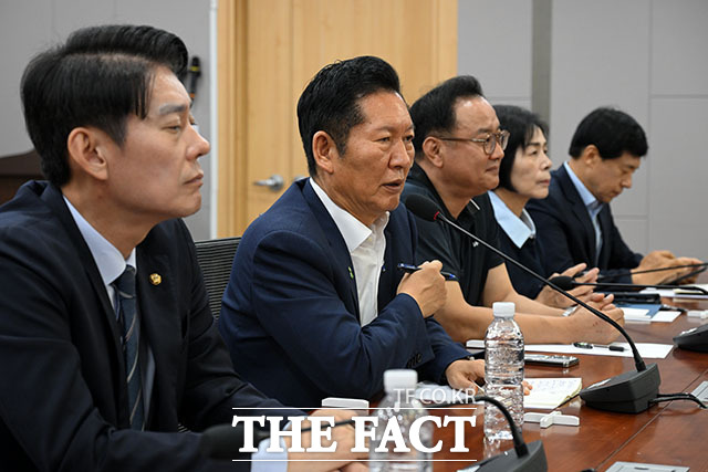 한민수 최고위원 후보와 정 후보, 노남길 서울시 노조 수석부위원장, 최민희 최고위원 후보, 이성윤 최고위원 후보(왼쪽부터).