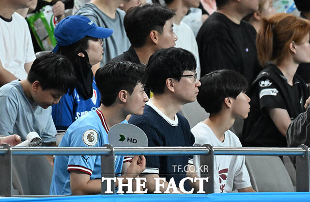 2026 쿠팡플레이 시리즈 맨체스터 시티와 팀 K리그 경기가 5일 오후 서울 마포구 서울월드컵경기장에서 열린 가운데 관중들이 부채질을 하고 있다. /서울월드컵경기장=박헌우 기자
