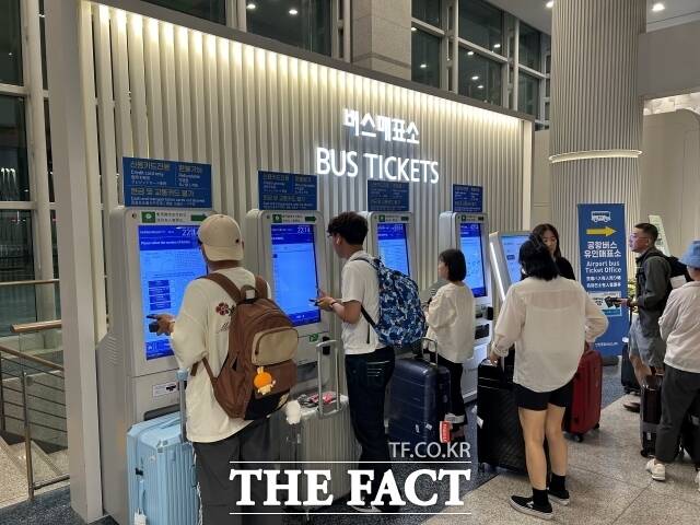 지난 4일 오후 10시 한국을 찾은 중국인 관광객이 인천국제공항 1여객터미널 입국장에서 간편결제와 신용카드를 활용해 버스표를 구매하고 있다. /김정산 기자