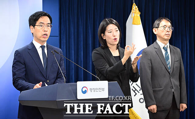 김민재 행정안전부 차관(왼쪽)이 5일 오전 서울 종로구 정부서울청사에서 2026년 업무보고 사전 브리핑을 하고 있다. /임영무 기자