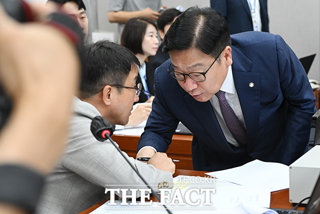 더불어민주당 당대표 직무대행 겸 원내대표인 한병도 운영위원장(왼쪽)과 정점식 국민의힘 원내대표가 지난달 27일 오전 서울 여의도 국회에서 열린 운영위원회 전체회의에서 대화를 나누고 있다. /남용희 기자