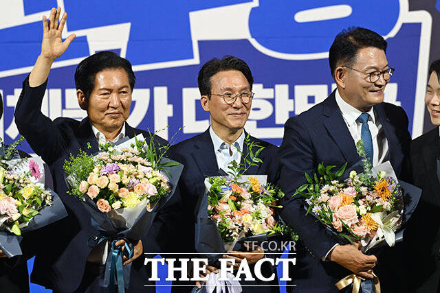 더불어민주당 안팎에서는 권리당원과 대의원 표 가치를 같게 한 1인1표제가 TK 소외를 심화시켰다는 지적이 나온다. 사진은 민주당 8·17 전당대회 당대표 본경선에 진출한 정청래·김민석·송영길 후보가 지난달 23일 오후 서울 여의도 국회 의원회관에서 열린 당대표·최고위원 선출을 위한 예비경선 결과발표에서 기념 촬영을 하고 있는 모습. /국회=서예원 기자